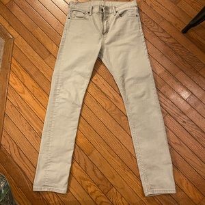 510 Levi’s Khaki color.